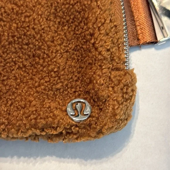 NWT Lululemon Everywhere Fleece Belt Bag Burnt Caramel - Picture 5 of 16